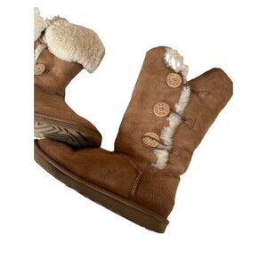 UGG Bailey Button Triplet II Boot Chestnut – 9 US UK 7.5